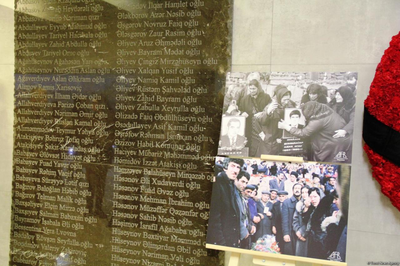 В бакинском метро открылась фотовыставка "30 лет кровавой истории 20 Января"