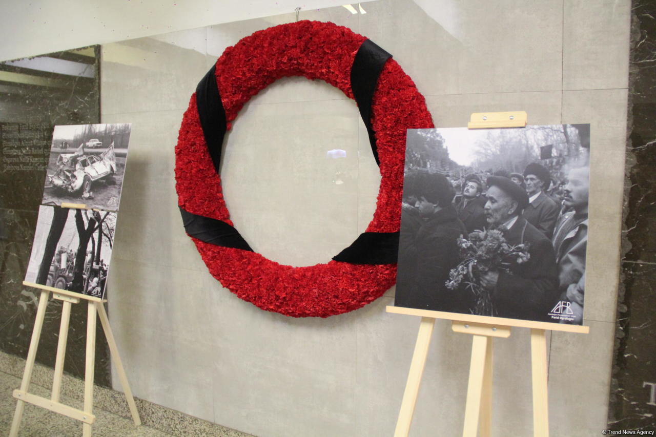 В бакинском метро открылась фотовыставка "30 лет кровавой истории 20 Января"