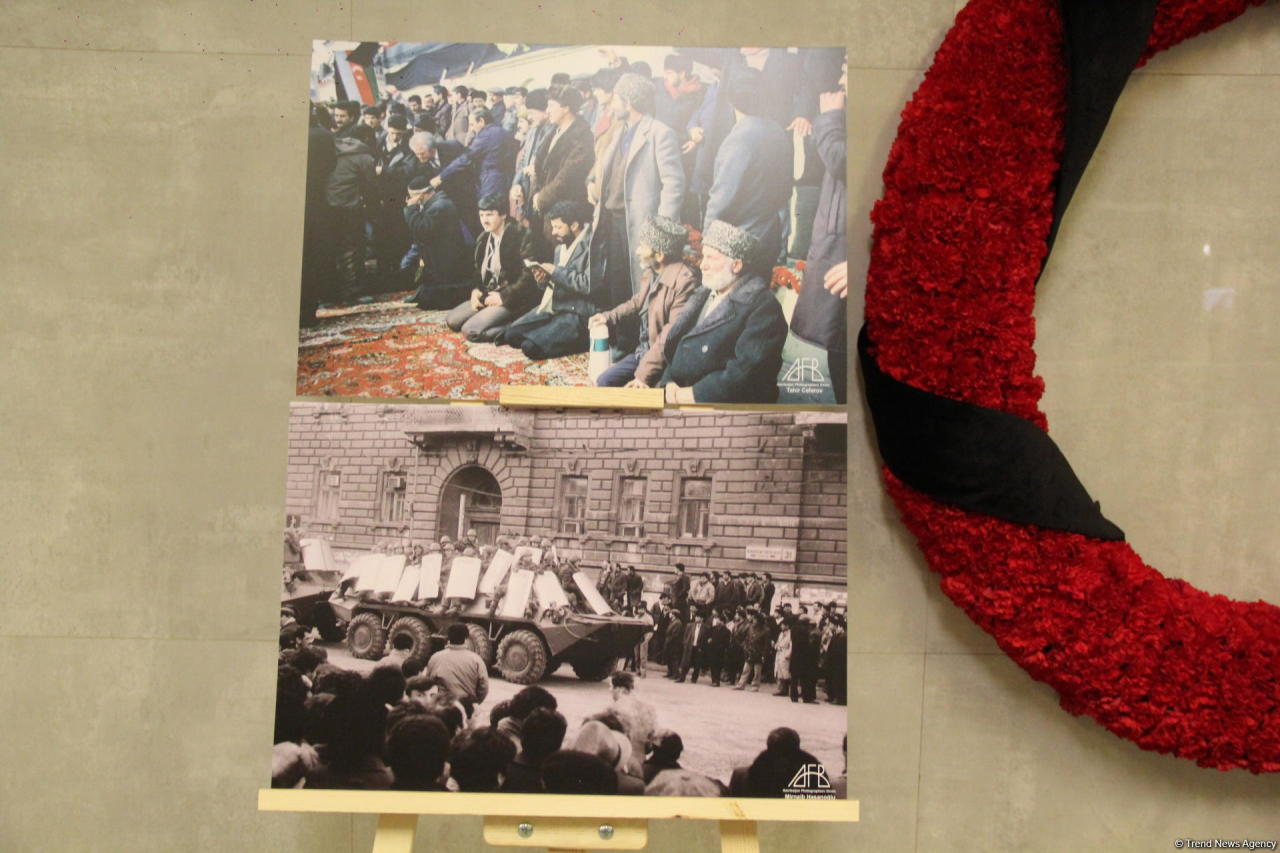 В бакинском метро открылась фотовыставка "30 лет кровавой истории 20 Января"