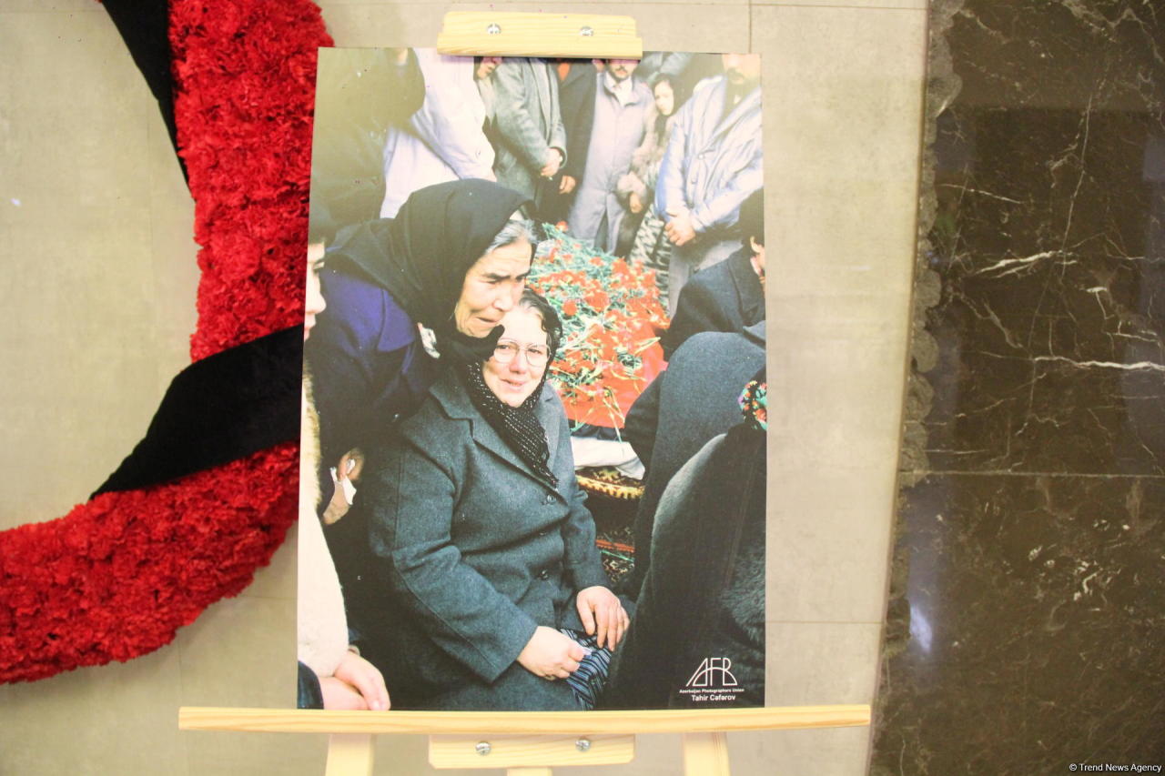 В бакинском метро открылась фотовыставка "30 лет кровавой истории 20 Января"