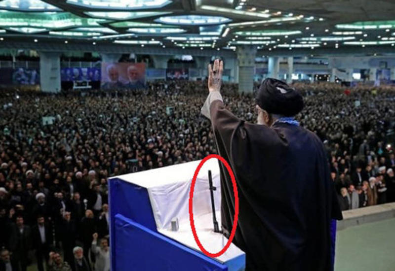 Xameneyi cümə namazı qıldırdı, kürsüdəki silah diqqət çəkdi