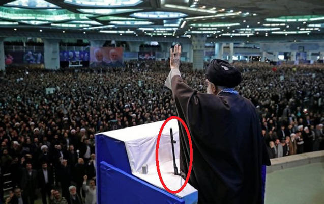 Xameneyi cümə namazı qıldırdı, kürsüdəki silah diqqət çəkdi
