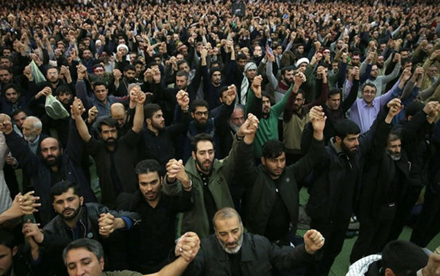Xameneyi cümə namazı qıldırdı, kürsüdəki silah diqqət çəkdi
