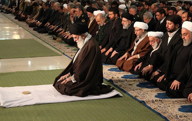 Xameneyi cümə namazı qıldırdı, kürsüdəki silah diqqət çəkdi