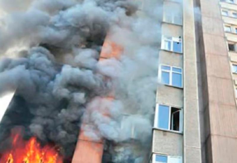 Сильный пожар в многоэтажном здании в Баку, жители эвакуированы