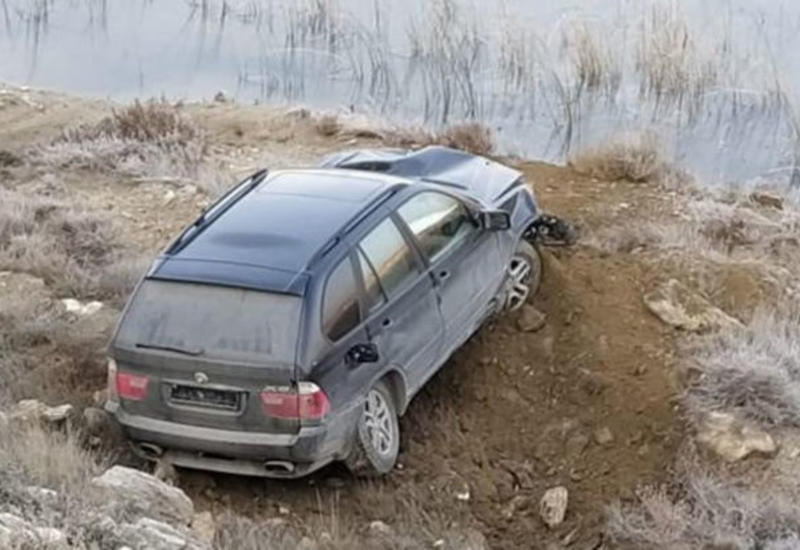 ДТП в Баку: BMW X5 оказался в кювете