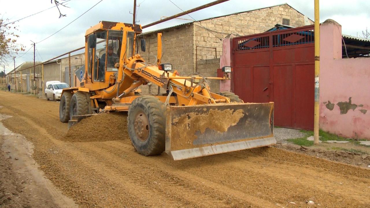 В бакинском поселке ремонтируются дороги
