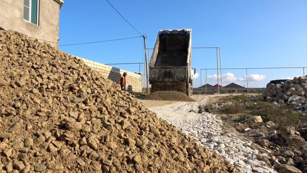 В бакинском поселке ремонтируются дороги