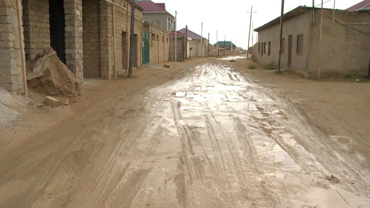В бакинском поселке ремонтируются дороги