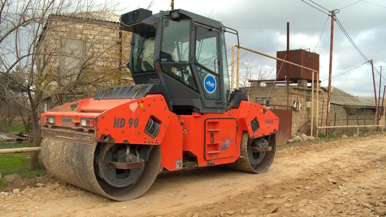 В бакинском поселке ремонтируются дороги