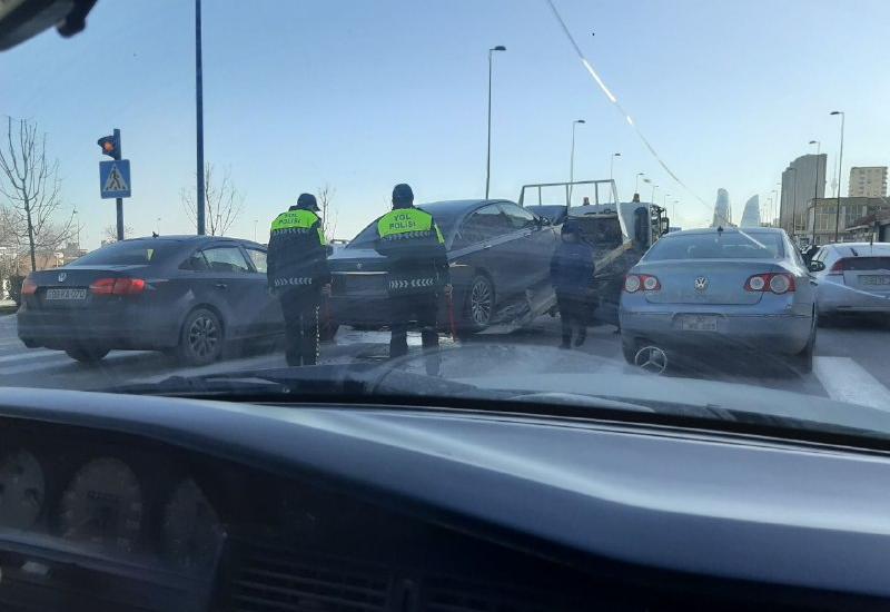 В Баку произошло тяжелое ДТП, образовалась пробка