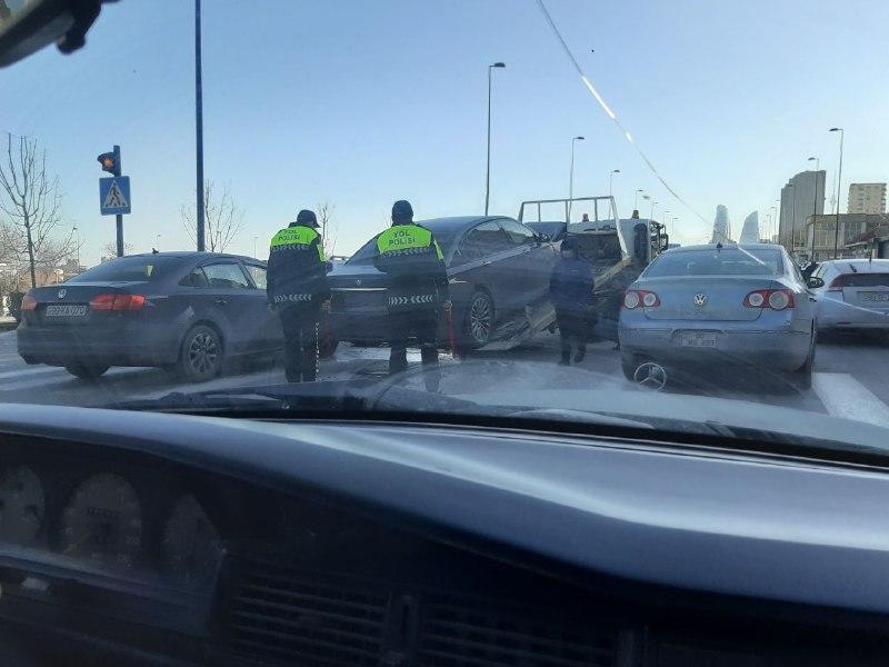 В Баку произошло тяжелое ДТП, образовалась пробка