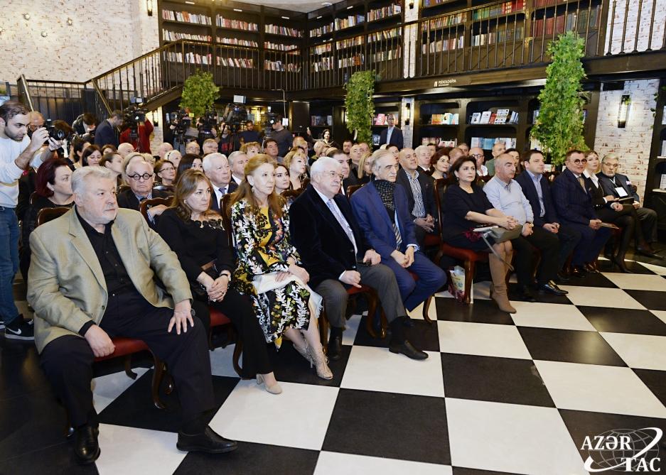 В Бакинском книжном центре состоялась церемония презентации книги «Формула жизни. Книга о папе и маме»
