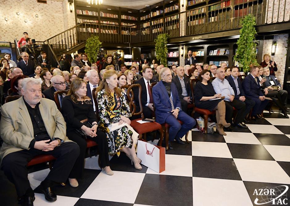 В Бакинском книжном центре состоялась церемония презентации книги «Формула жизни. Книга о папе и маме»
