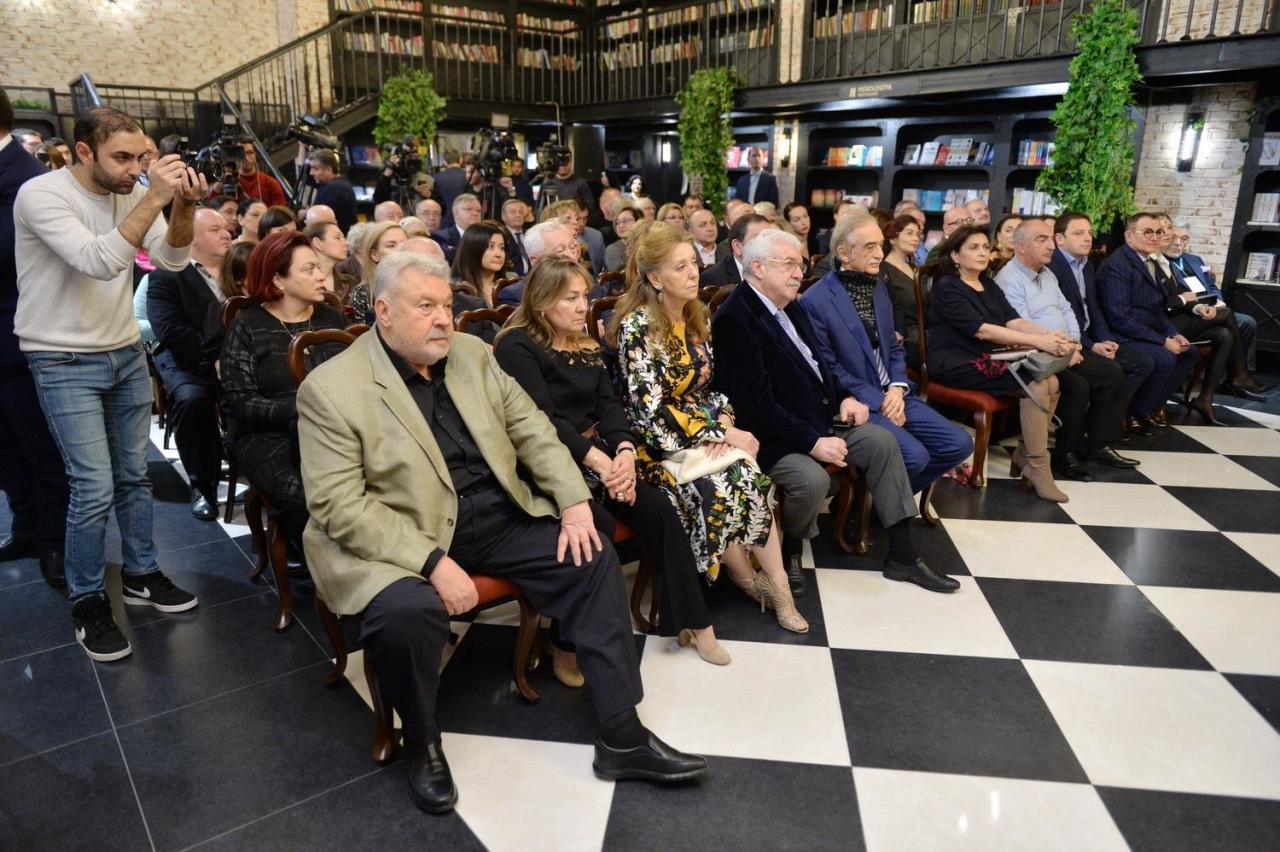 В Бакинском книжном центре состоялась презентации книг, приуроченная к 70-летию Михаила Гусмана
