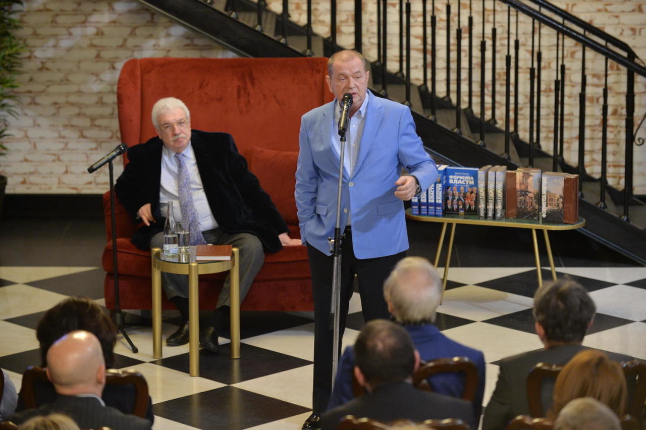 В Бакинском книжном центре состоялась презентации книг, приуроченная к 70-летию Михаила Гусмана