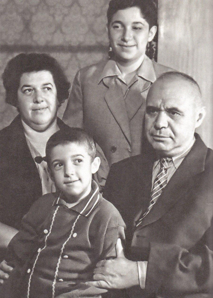 В Бакинском книжном центре состоялась презентации книг, приуроченная к 70-летию Михаила Гусмана