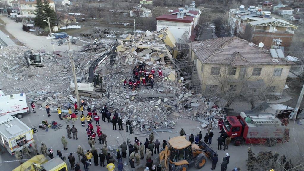 Последствия разрушительного землетрясения в Турции