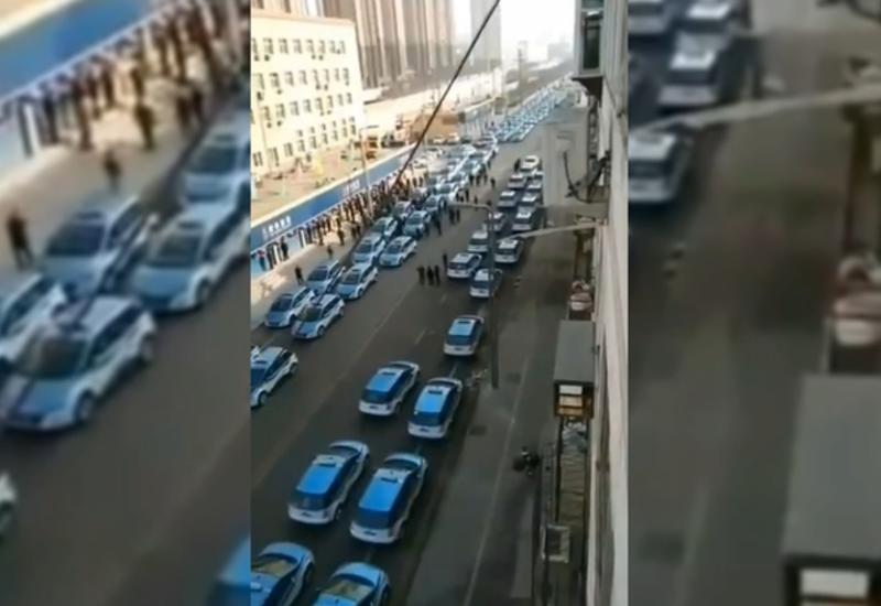 Китайские таксисты перекрыли дороги после введения "вирусных" ограничений