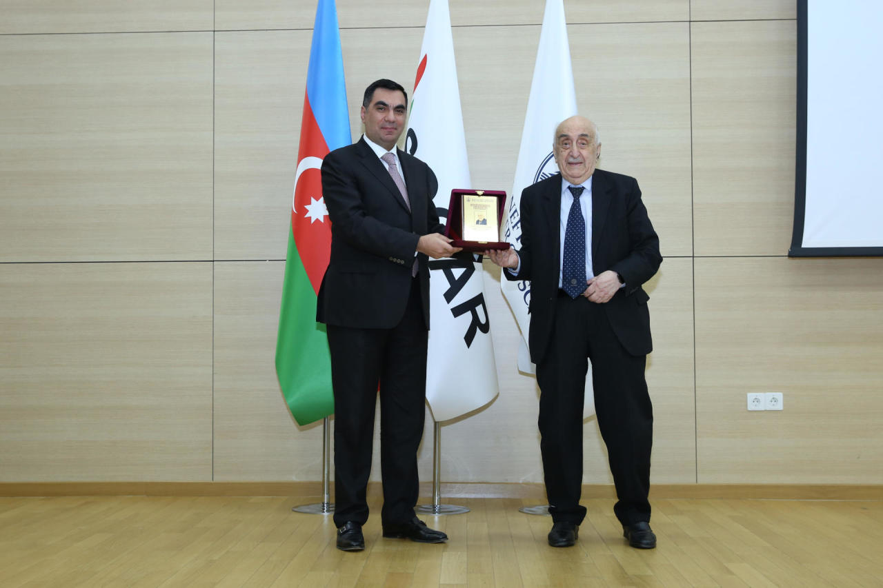 Первый вице-президент SOCAR, академик Хошбахт Юсифзаде награжден дипломом Почетного профессора БВШН