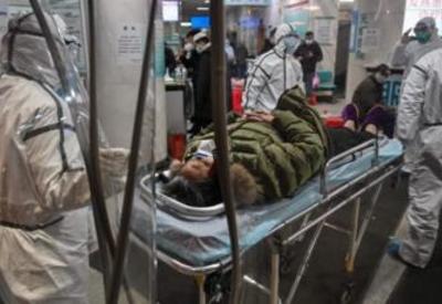 Жители китайской провинции перекрыли дорогу, чтобы не впустить больных - ВИДЕО