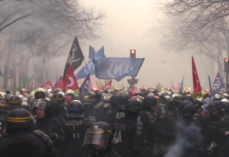 Французские пожарные вновь протестуют