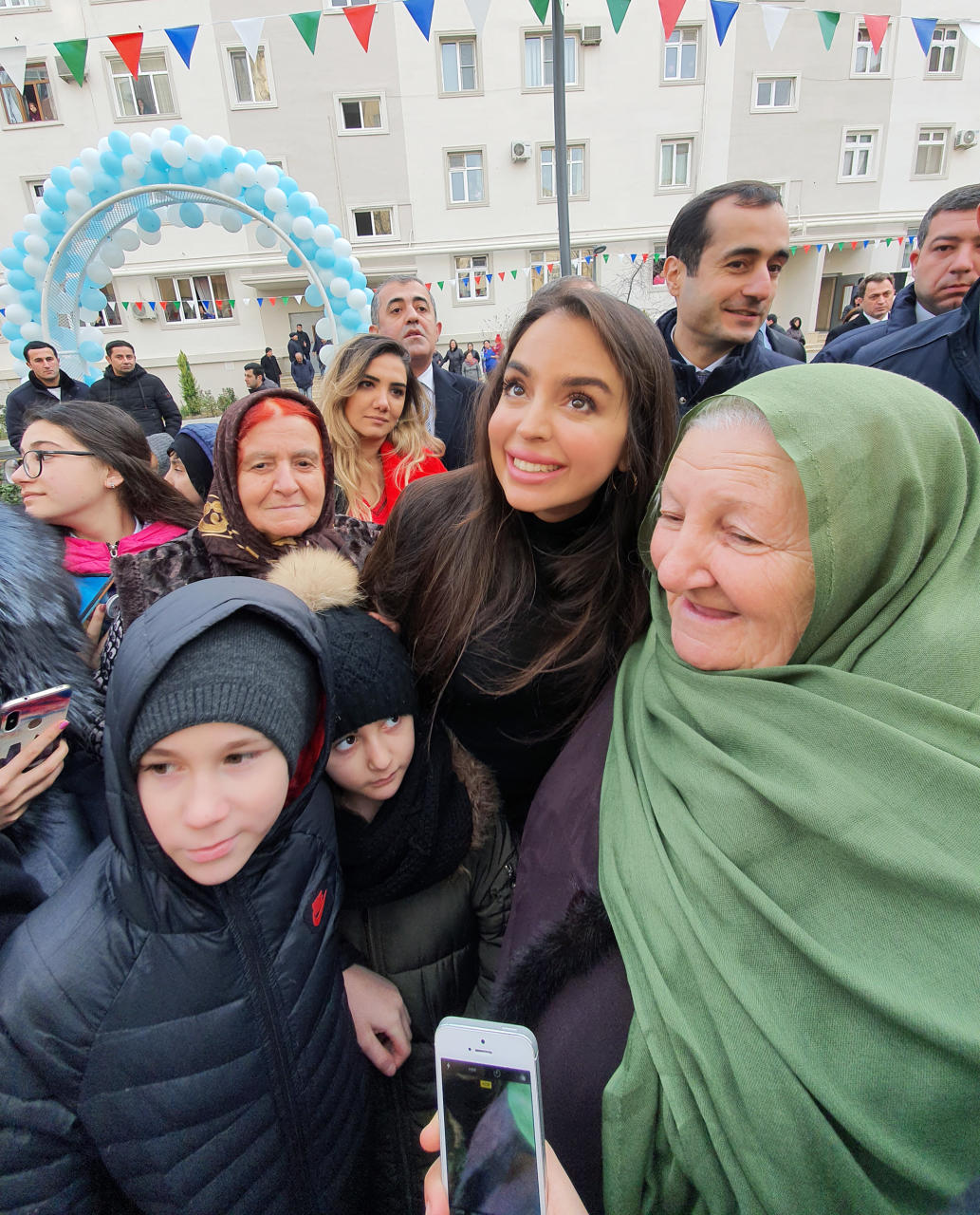 Вице-президент Фонда Гейдара Алиева Лейла Алиева приняла участие в открытии очередного двора, благоустроенного в рамках проекта "Наш двор"