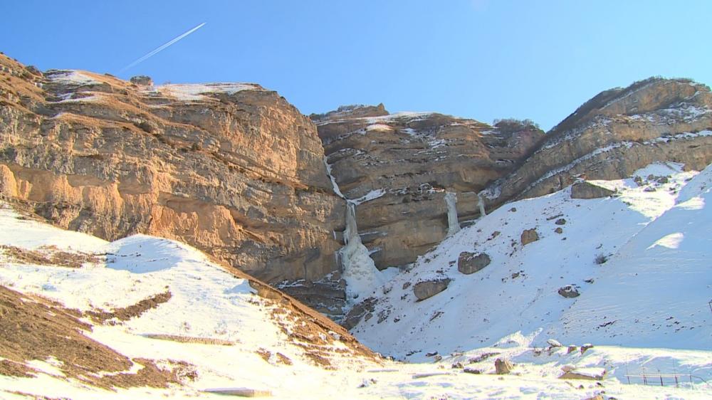 Замерзшие водопады Гусара