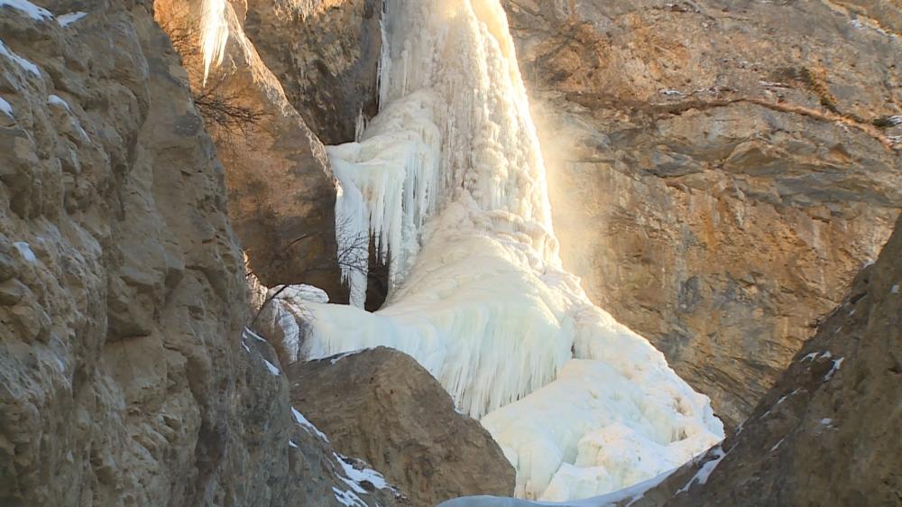 Замерзшие водопады Гусара