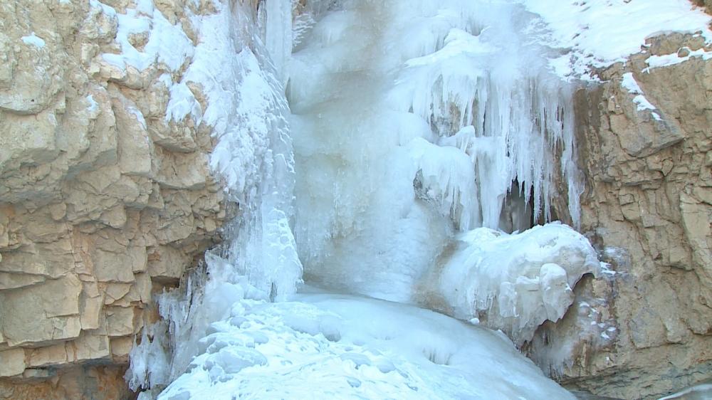Замерзшие водопады Гусара