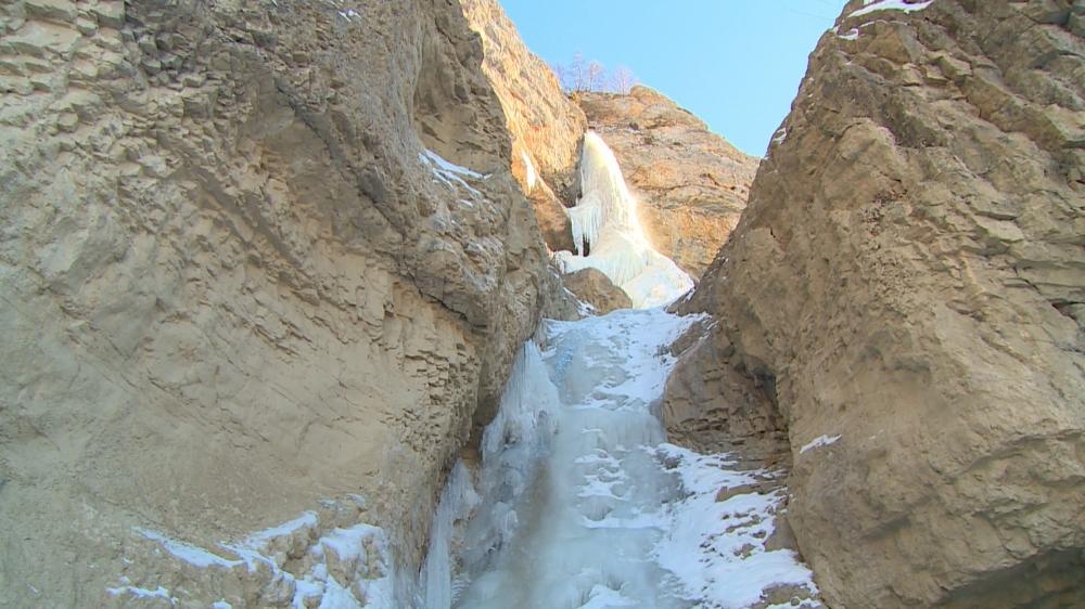 Замерзшие водопады Гусара