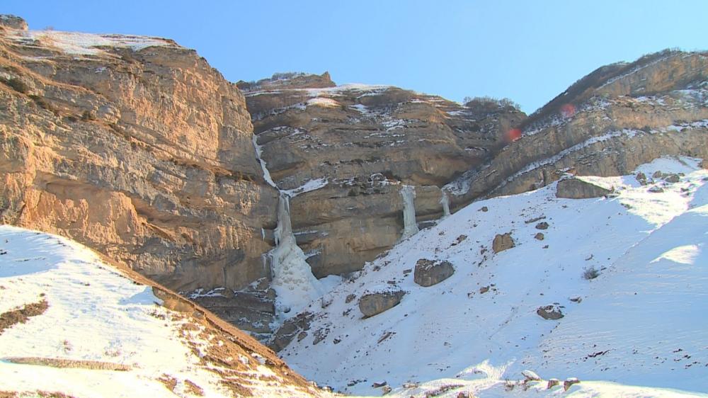 Замерзшие водопады Гусара