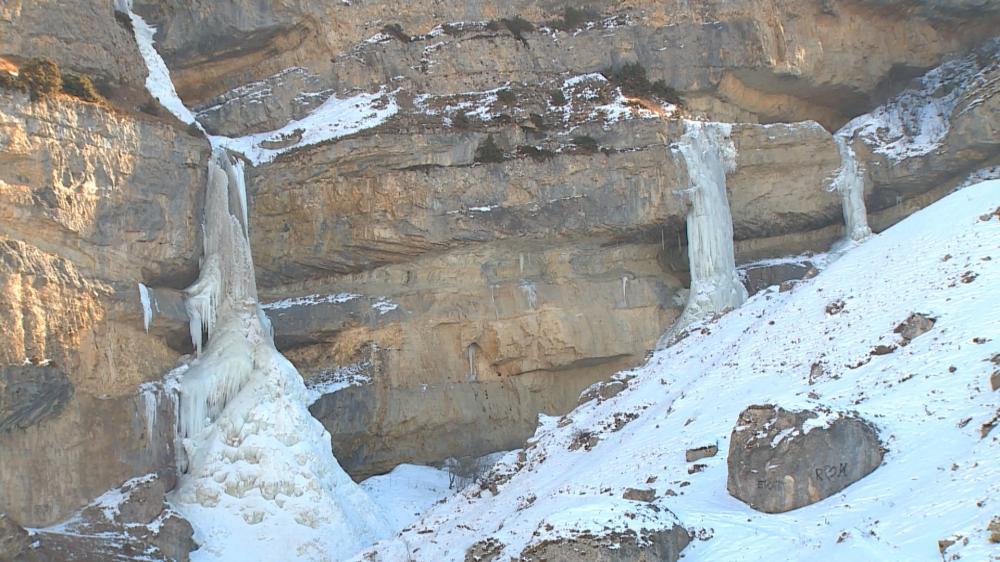 Замерзшие водопады Гусара