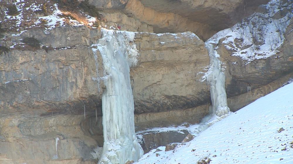 Замерзшие водопады Гусара
