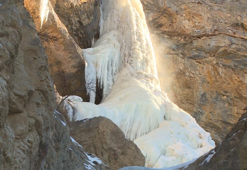 Замерзшие водопады Гусара