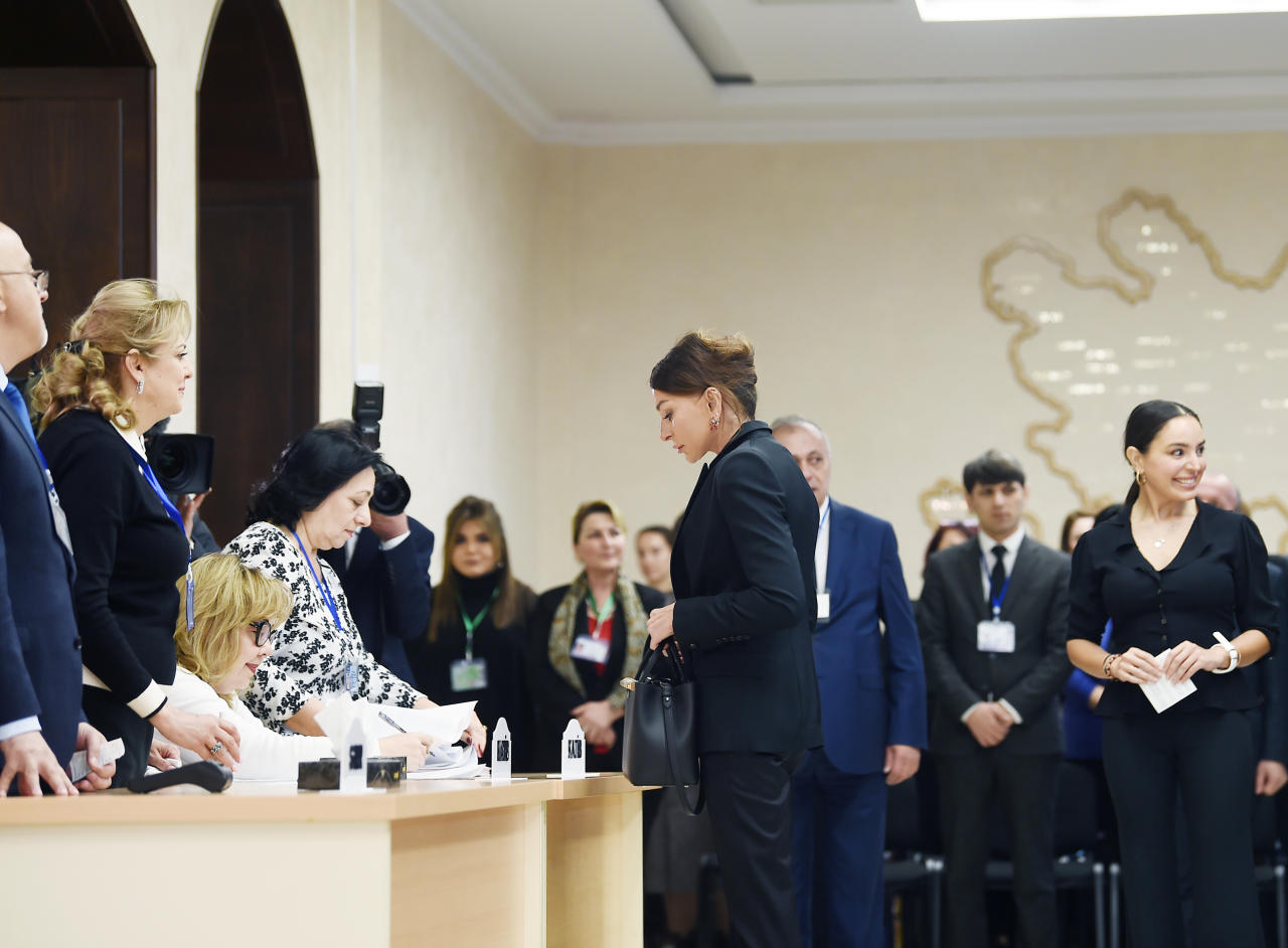 Президент Ильхам Алиев и Первая леди Мехрибан Алиева проголосовали на парламентских выборах
