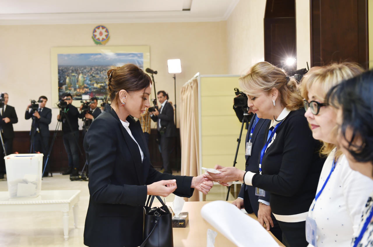 Президент Ильхам Алиев и Первая леди Мехрибан Алиева проголосовали на парламентских выборах