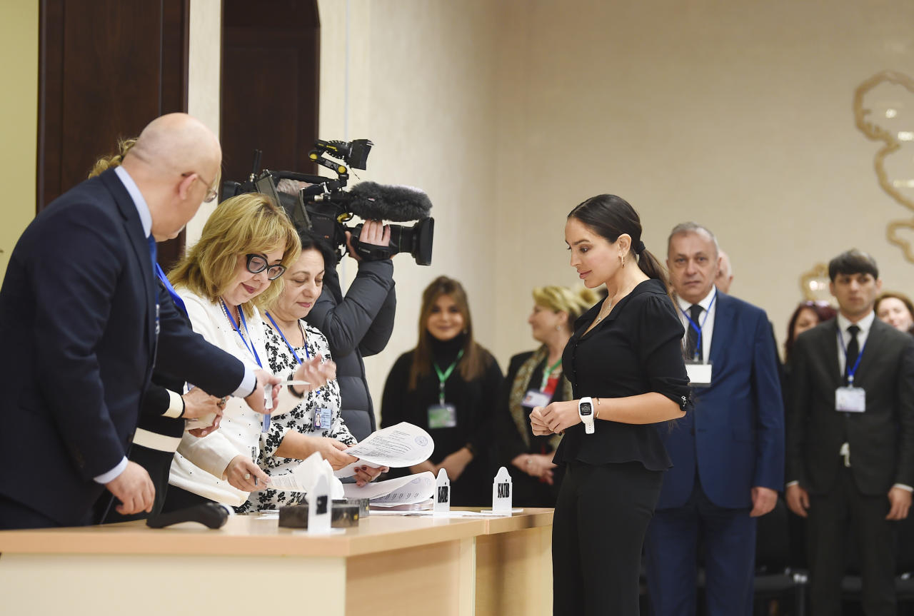 Президент Ильхам Алиев и Первая леди Мехрибан Алиева проголосовали на парламентских выборах