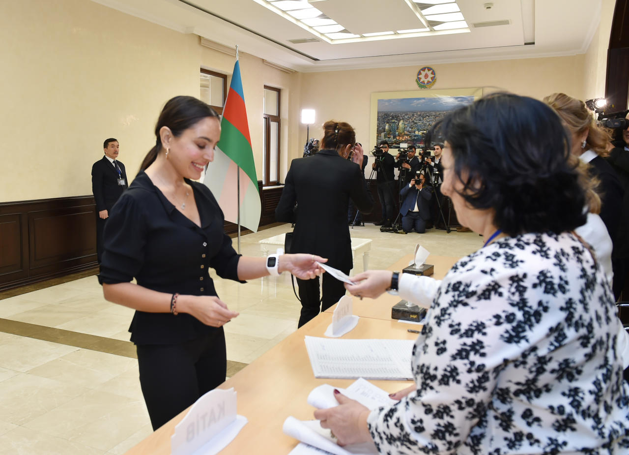 Президент Ильхам Алиев и Первая леди Мехрибан Алиева проголосовали на парламентских выборах