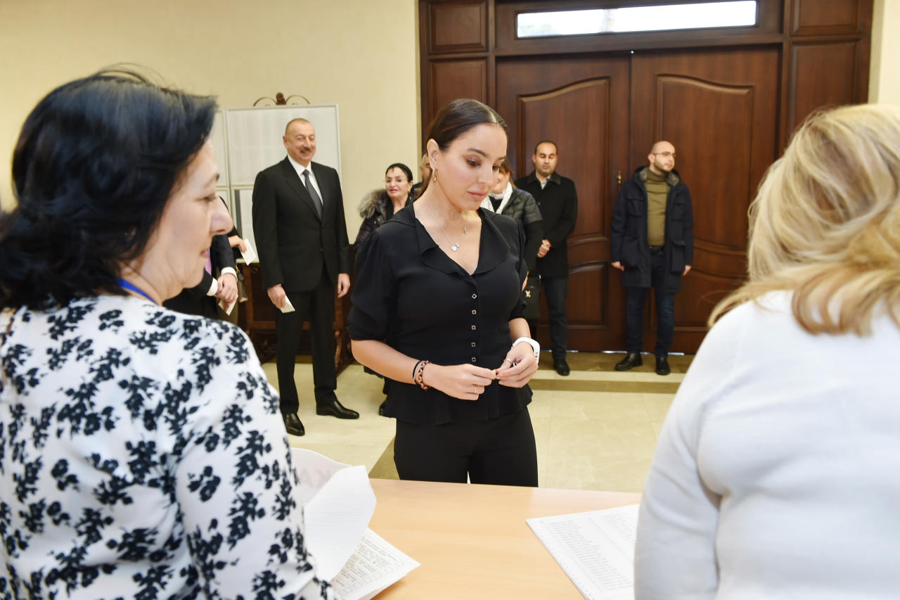 Президент Ильхам Алиев и Первая леди Мехрибан Алиева проголосовали на парламентских выборах