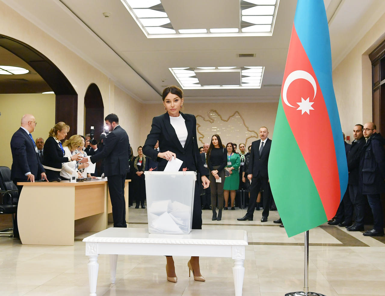Президент Ильхам Алиев и Первая леди Мехрибан Алиева проголосовали на парламентских выборах