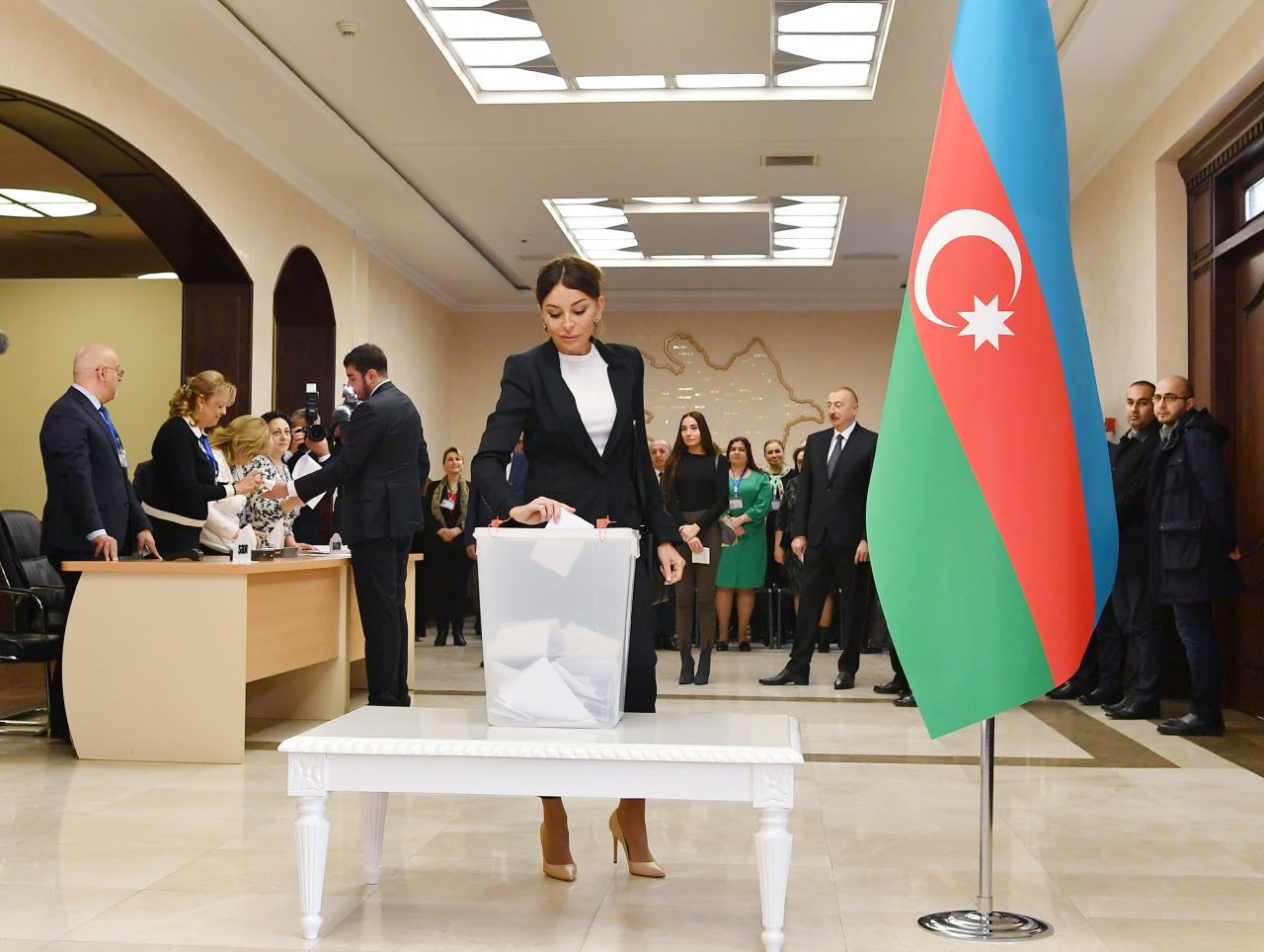 Президент Ильхам Алиев и Первая леди Мехрибан Алиева проголосовали на парламентских выборах