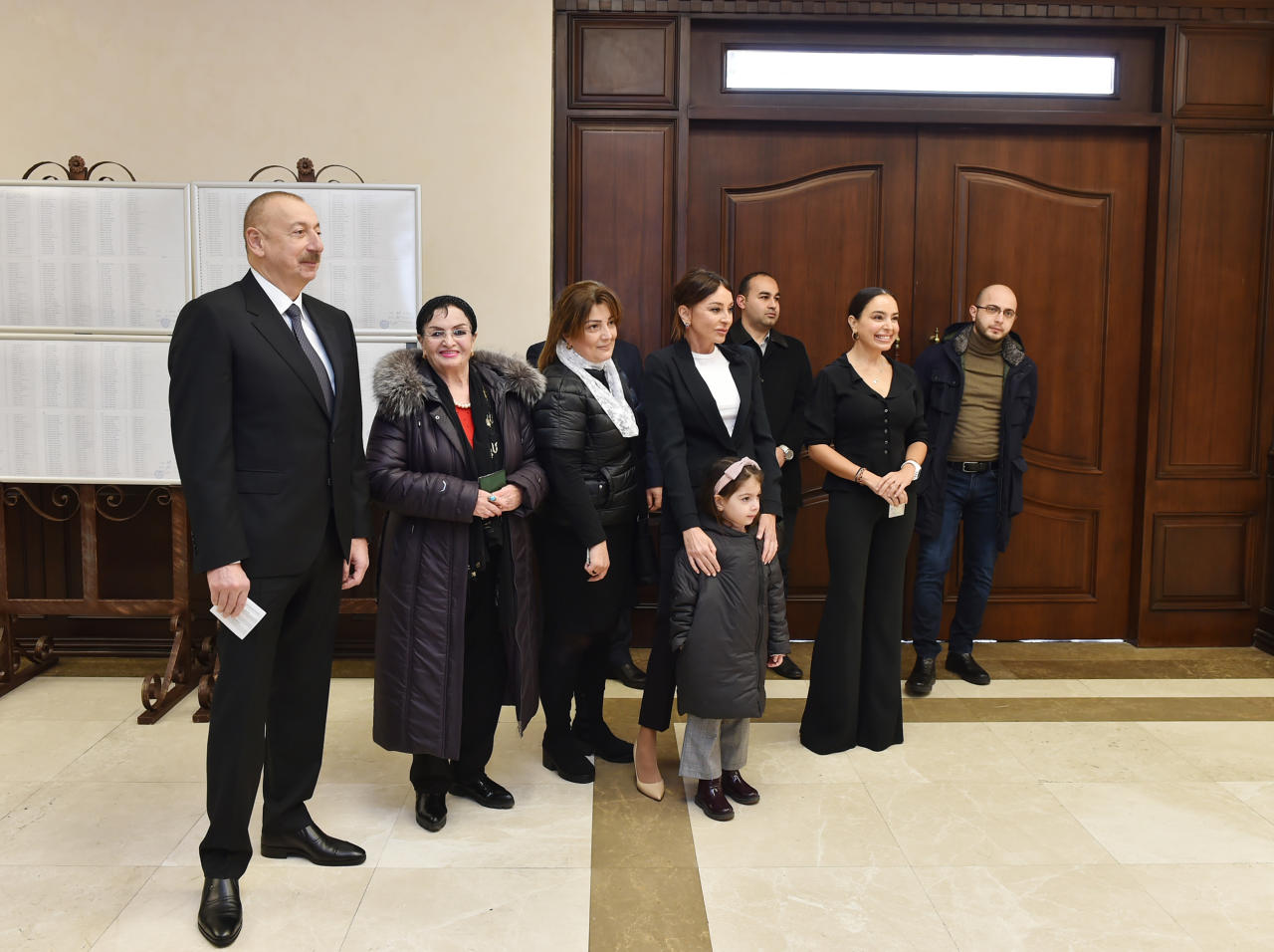 Президент Ильхам Алиев и Первая леди Мехрибан Алиева проголосовали на парламентских выборах