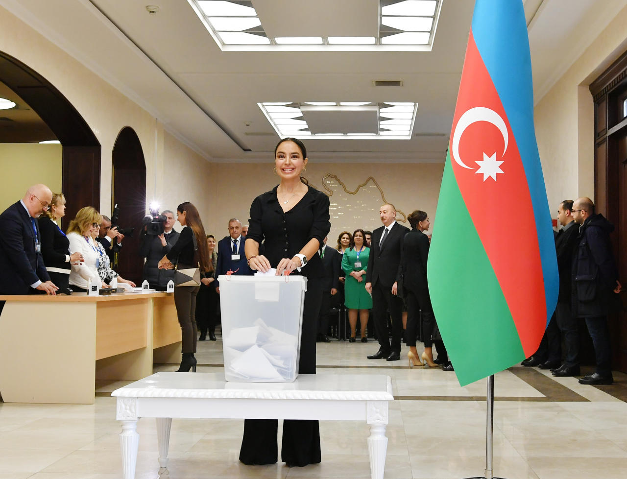 Президент Ильхам Алиев и Первая леди Мехрибан Алиева проголосовали на парламентских выборах