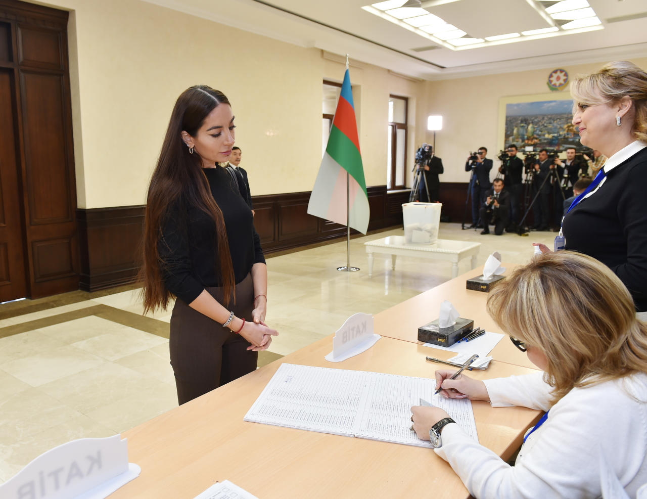 Президент Ильхам Алиев и Первая леди Мехрибан Алиева проголосовали на парламентских выборах