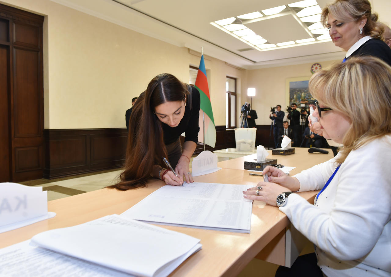Президент Ильхам Алиев и Первая леди Мехрибан Алиева проголосовали на парламентских выборах