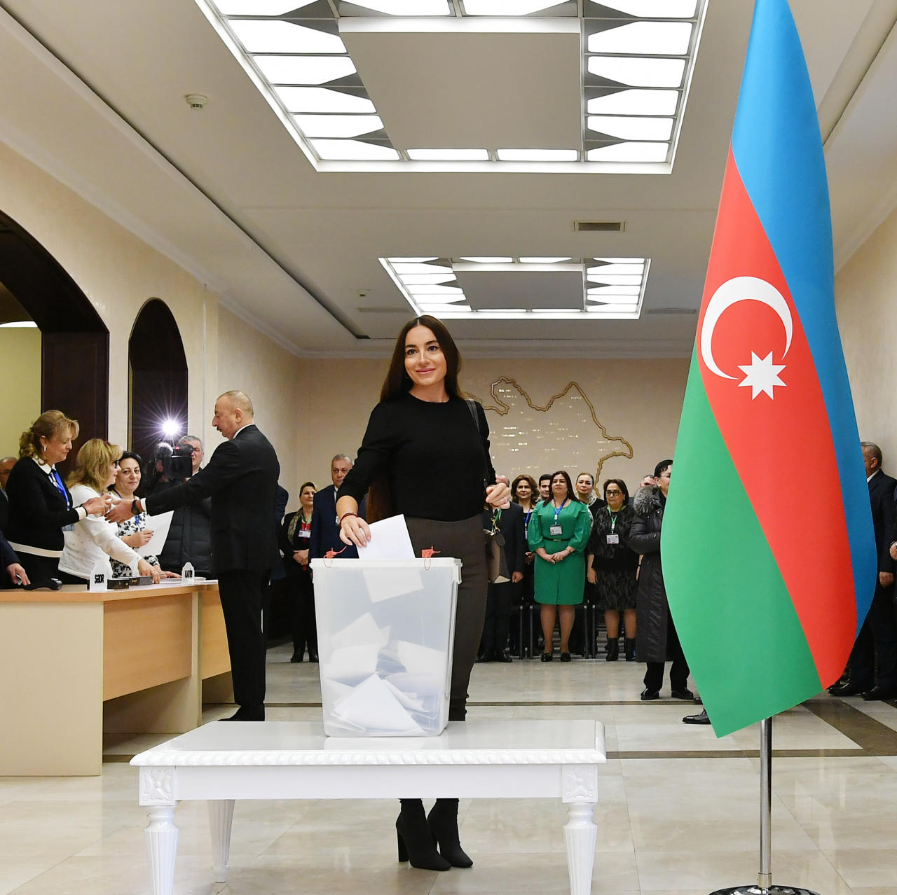 Президент Ильхам Алиев и Первая леди Мехрибан Алиева проголосовали на парламентских выборах