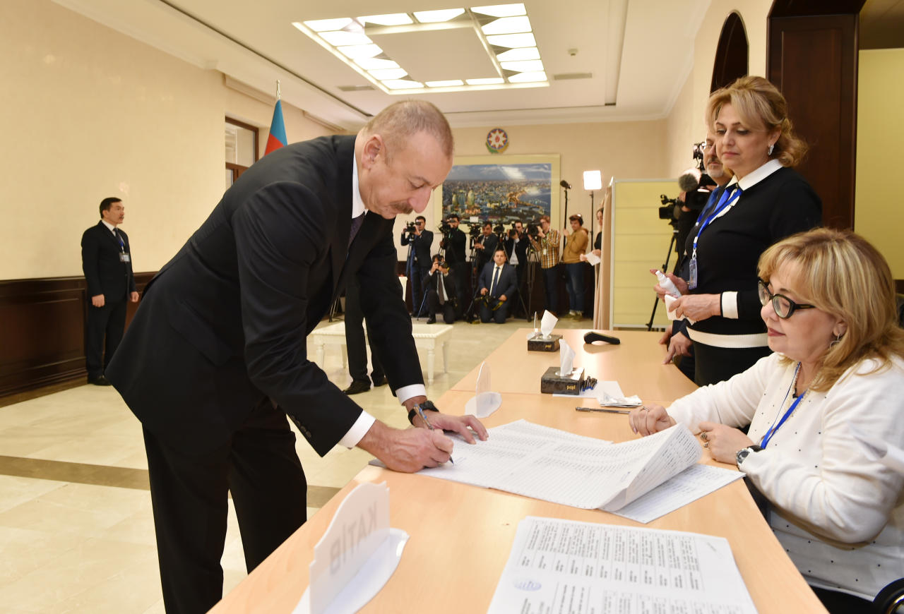 Президент Ильхам Алиев и Первая леди Мехрибан Алиева проголосовали на парламентских выборах