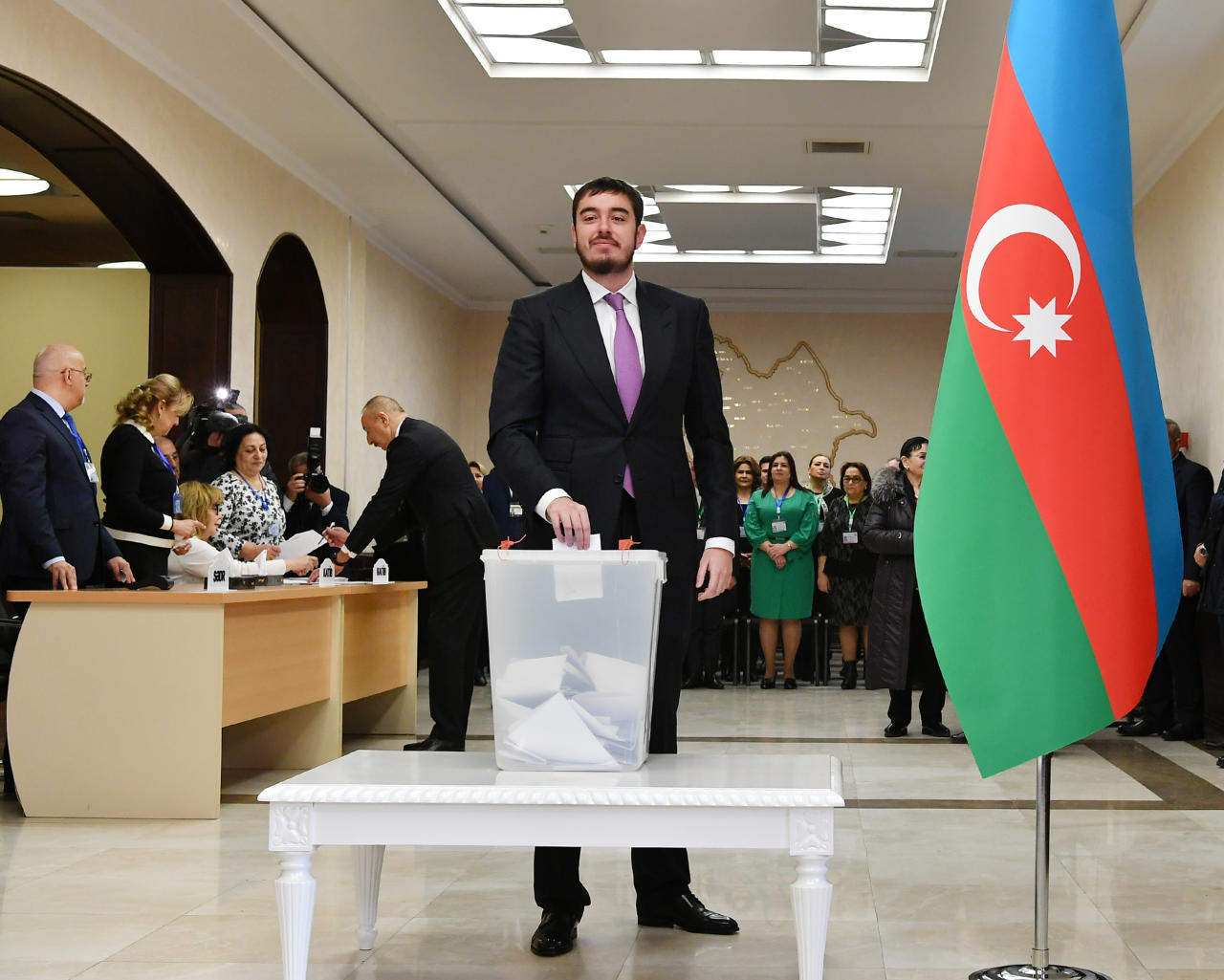 Президент Ильхам Алиев и Первая леди Мехрибан Алиева проголосовали на парламентских выборах