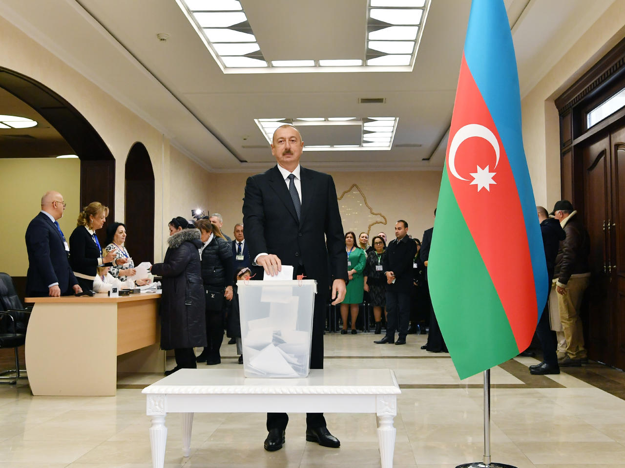 Президент Ильхам Алиев и Первая леди Мехрибан Алиева проголосовали на парламентских выборах